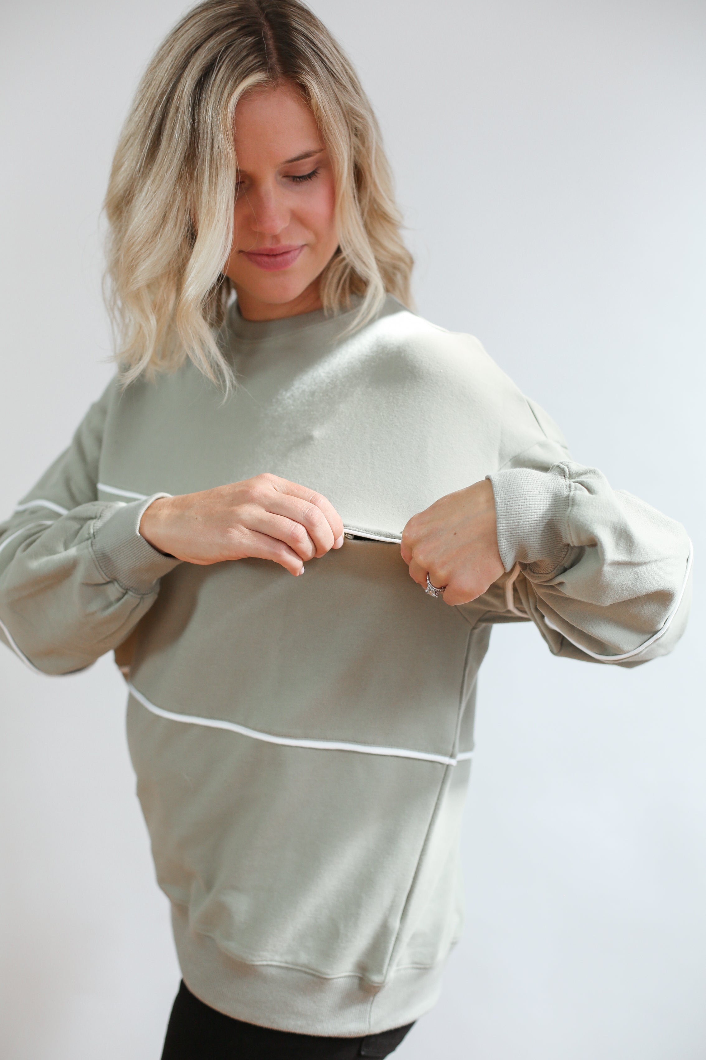Relaxed Fit Invisible Zipper Breastfeeding Sweatshirt with Piping | Milk & Baby