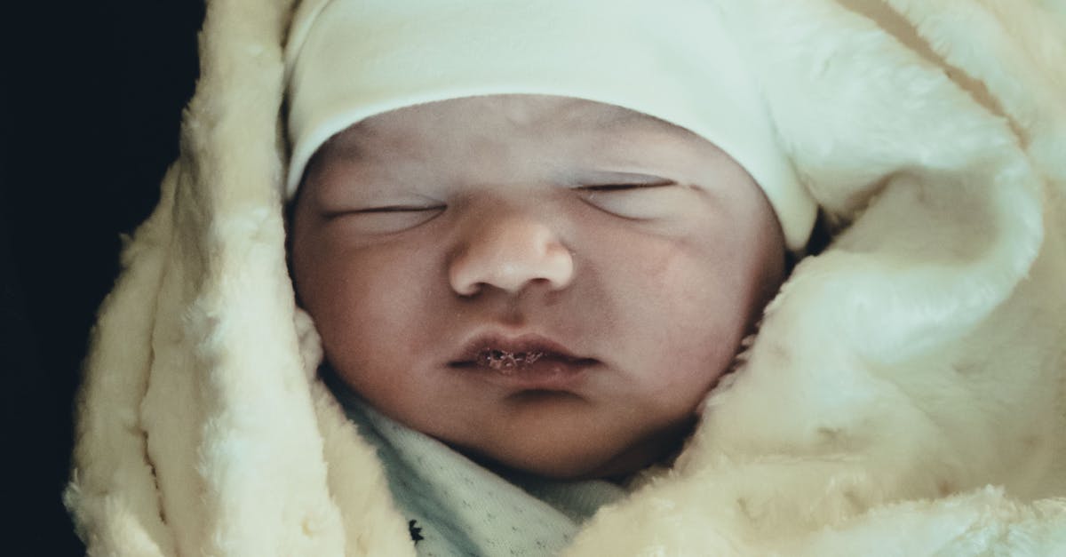Muslin vs Bamboo: Which Fabric Is Best for Your Baby’s Swaddle and Quilt?