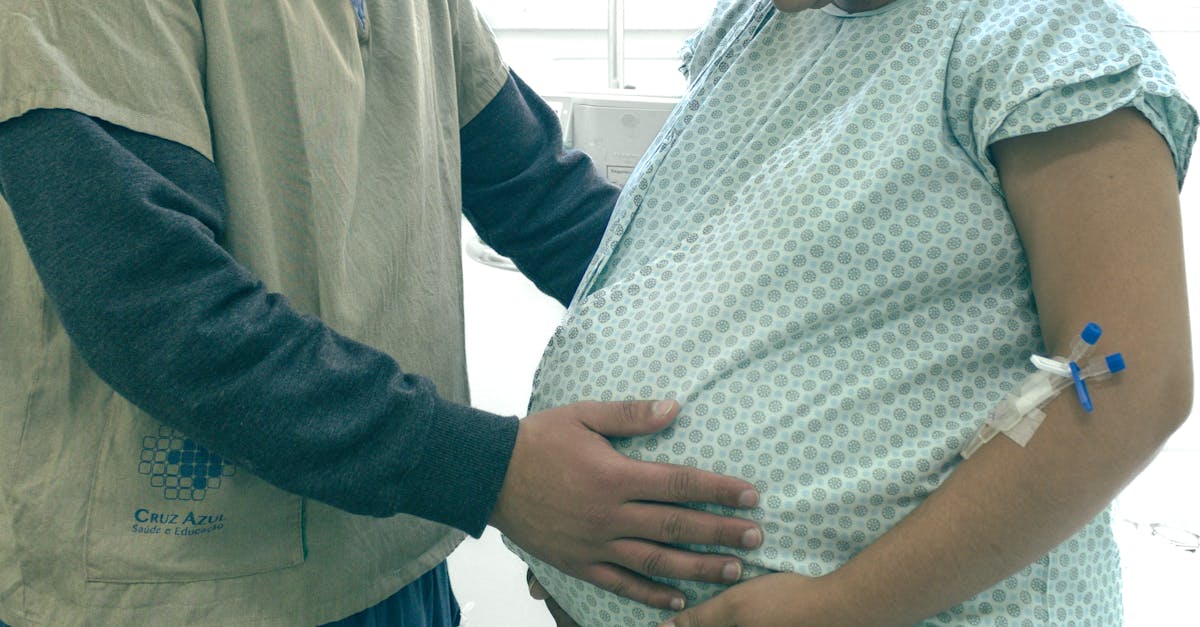 Labor & Delivery Gowns: 9 Features Moms Wish They’d Known Before Birth (With Hospital-Bag Checklist)