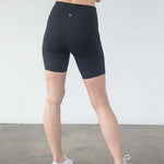 Reveal Ultra High-Rise Postpartum Compression Biker Short 7'' (Noir) | Milk & Baby
