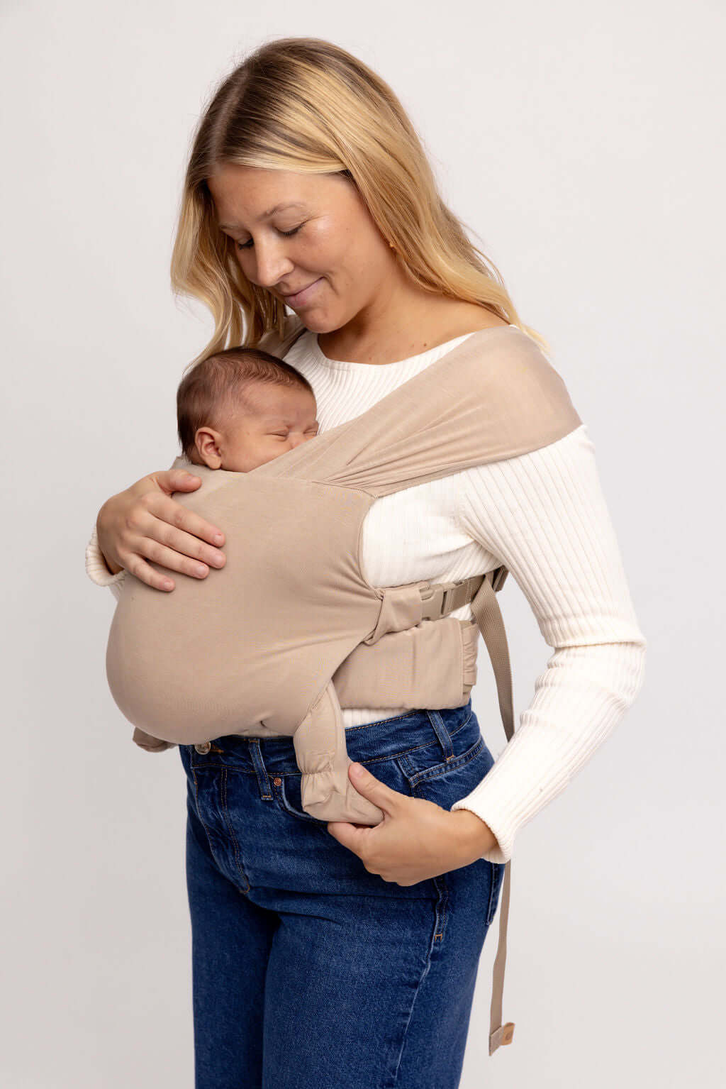 Desert Lark | Aerial Newborn Buckle Wrap | Meet the Aerial Newborn Buckle Wrap: the perfect blend of wrap-like coziness and buckle carrier convenience for your newborn babe. Crafted from our signature CloudBlend™ fabric, it's irresistibly soft and feature