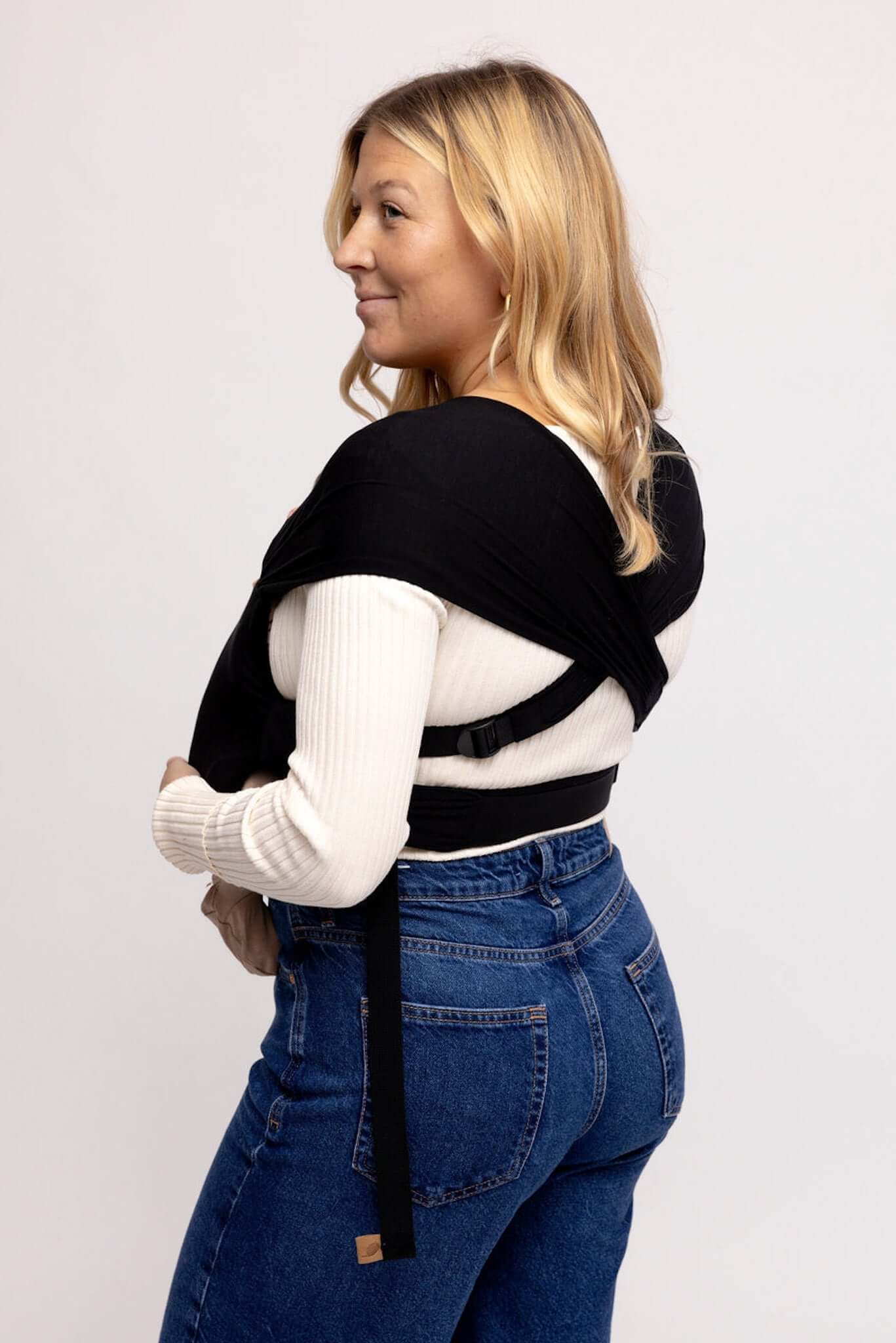 Raven | Aerial Newborn Buckle Wrap | Meet the Aerial Newborn Buckle Wrap: the perfect blend of wrap-like coziness and buckle carrier convenience for your newborn babe. Crafted from our signature CloudBlend™ fabric, it's irresistibly soft and features a pa