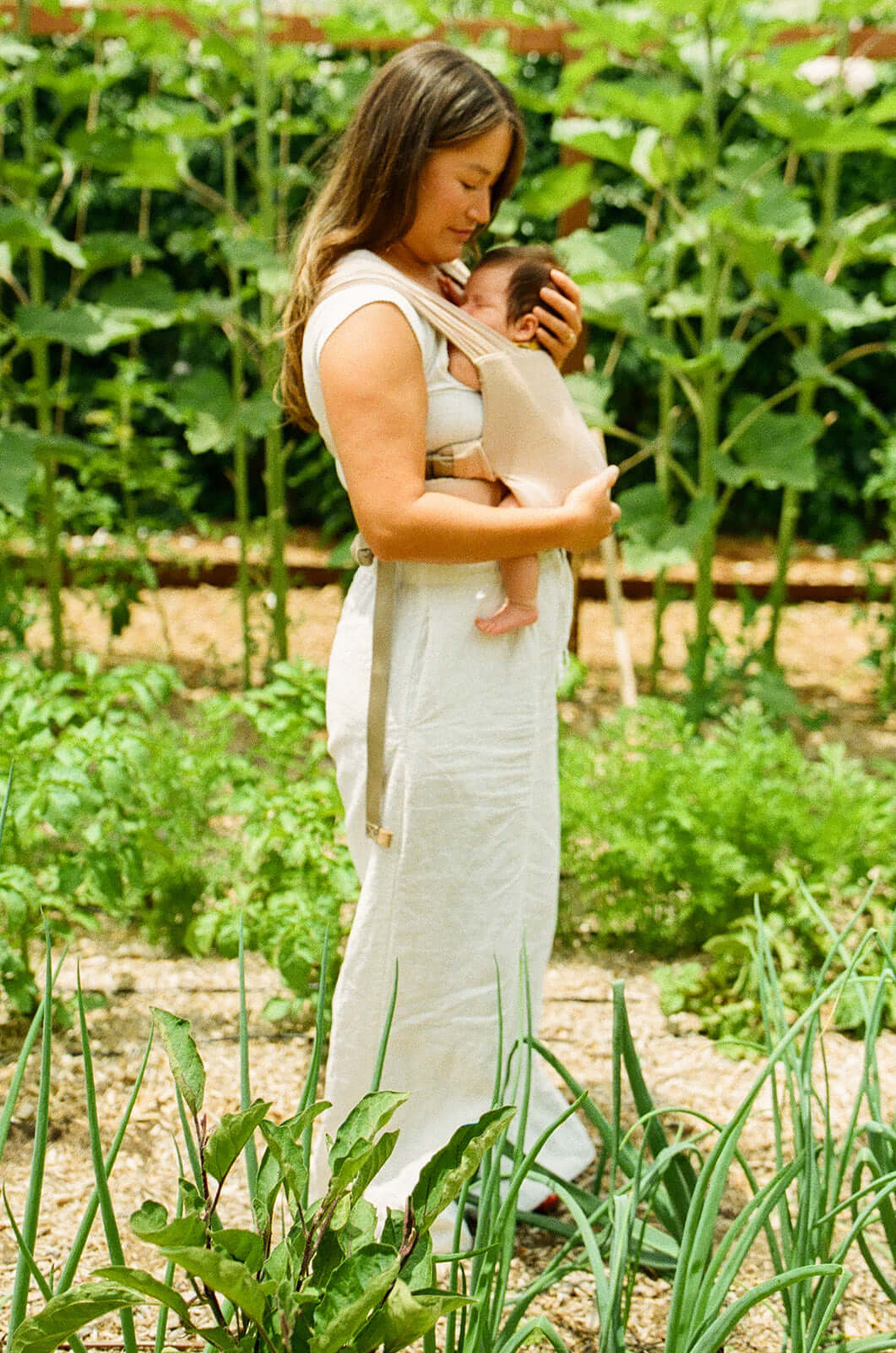 Desert Lark | Aerial Newborn Buckle Wrap | Meet the Aerial Newborn Buckle Wrap: the perfect blend of wrap-like coziness and buckle carrier convenience for your newborn babe. Crafted from our signature CloudBlend™ fabric, it's irresistibly soft and feature